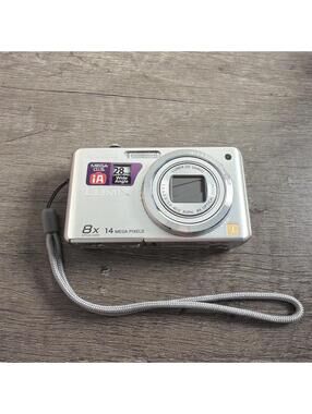 Panasonic Lumix DMC-FH20 14.1MP Digital Camera Silver 8x CAMERA ONLY